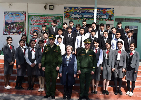 Российские военнослужащие в Таджикистан провели урок мужества для школьников