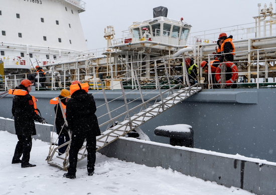 Средний морской танкер Северного флота «Академик Пашин» прибыл из дальнего похода в порт приписки Мурманск