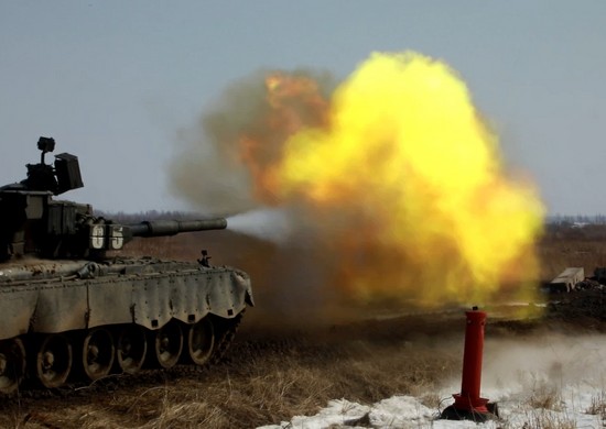 В Хабаровском крае экипажи танков Т-80 ВВО выполнили упражнения контрольных стрельб