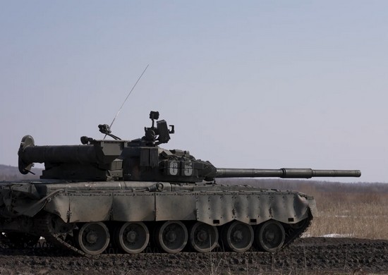 В Хабаровском крае экипажи танков Т-80 ВВО выполнили упражнения контрольных стрельб