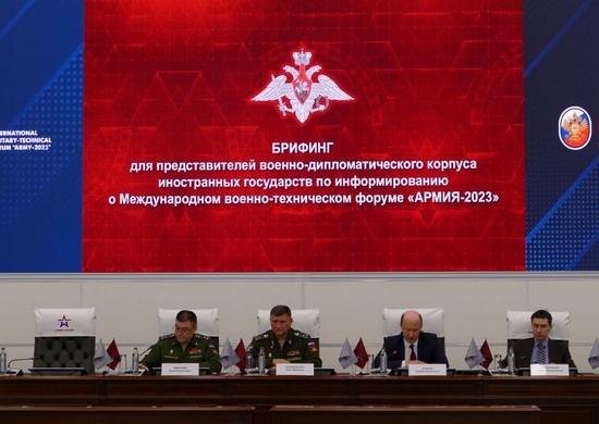 В КВЦ «Патриот» для иностранных военных атташе прошел брифинг, посвященный форуму «АРМИЯ-2023»