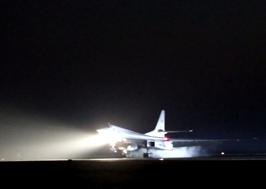В Поволжье молодой летный состав выполнил ночные полеты на стратегических ракетоносцах Ту-160