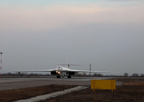 В Поволжье молодой летный состав выполнил ночные полеты на стратегических ракетоносцах Ту-160