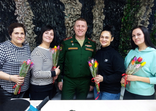 В преддверии Международного женского дня военнослужащие ВВО поздравили жительниц Белогорска, оказывающих помощь участникам СВО, с праздником