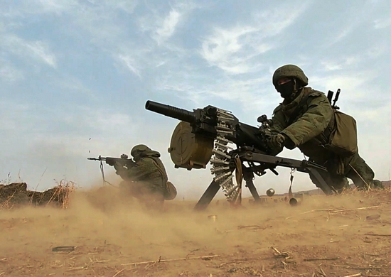 В Республике Бурятии на полигоне военнослужащие ВВО совершенствуют навыки боевого применения автоматических гранатометов АГС-17 «Пламя»