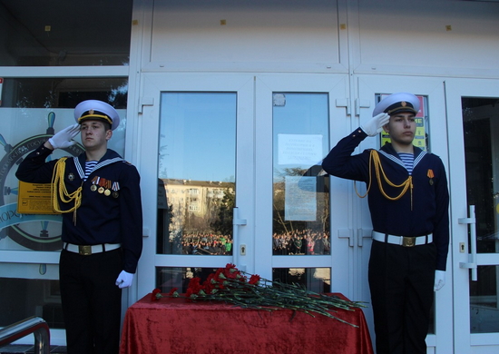 В Севастополе открыли памятную доску участнику специальной военной операции матросу Егору Толмачеву