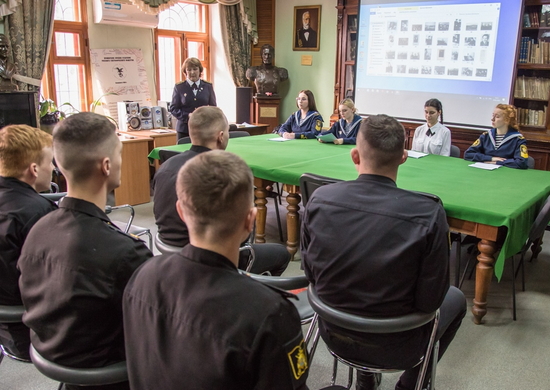 Владивостокские курсанты приняли участие в вечере памяти первой в мире женщины - капитана дальнего плавания Анны Щетининой