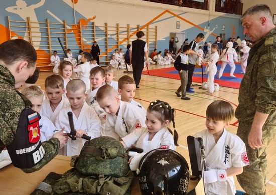 Во Владивостоке представители военной полиции провели урок мужества для юных спортсменов