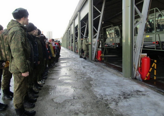 Военнослужащие ЦВО провели экскурсию для школьников в Свердловской области