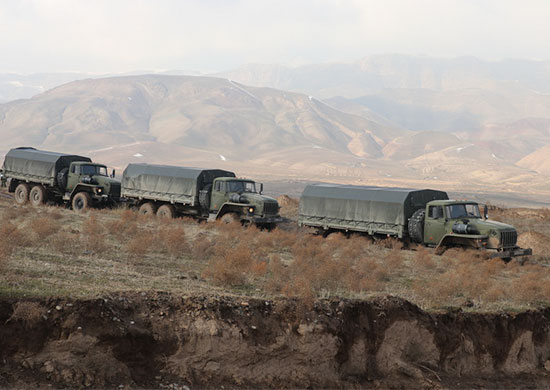 Военнослужащие российской военной базы в Таджикистане освоили навыки скоростного вождения большегрузных автомобилей в горах