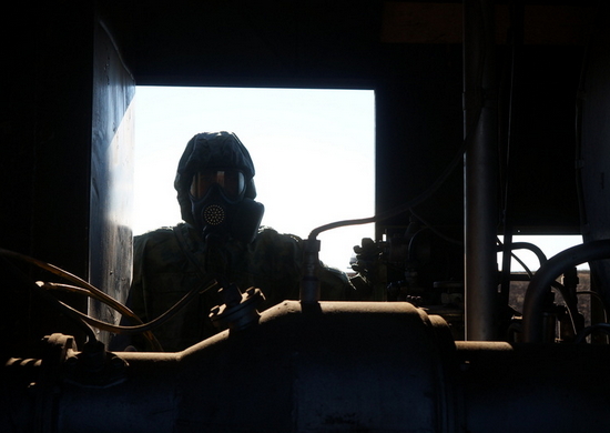 Военнослужащие соединения РХБ защиты ЦВО обеспечили проход техники через «зараженный участок местности» в Самарской области