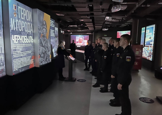 Военнослужащие Учебного центра ВМФ посетили экспозицию «Герои специальной военной операции»