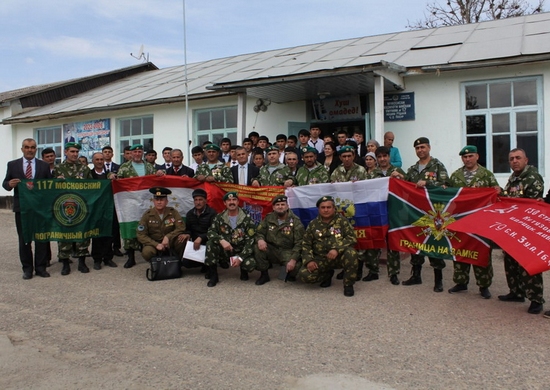 Военнослужащие ВС РФ совместно с воинами-интернационалистами провели уроки мужества со школьниками в Таджикистане