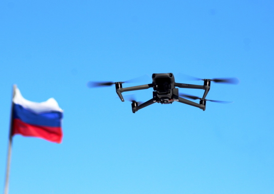 Военнослужащие ВВО и добровольцы на Сахалине осваивают навыки по управлению беспилотными летательными аппаратами