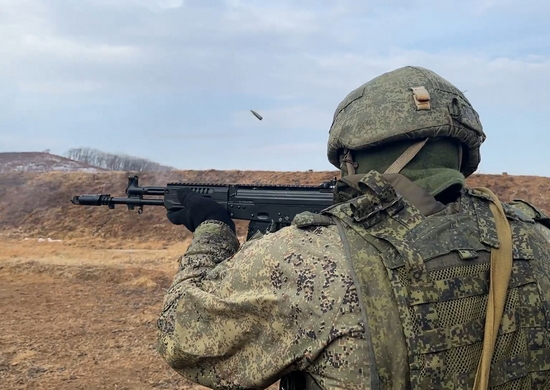 Военнослужащие ВВО выполнили боевые стрельбы из автоматов АК-12 в Приморском крае