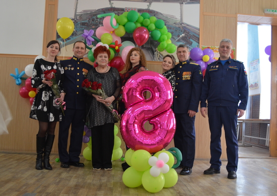 Военнослужащих-женщин Энгельсского авиационного соединения дальней авиации поздравили с Международным женским днем