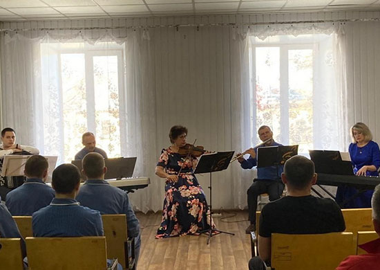 Ансамбль Пышминской детской музыкальной школы выступил в военном госпитале в Екатеринбурге