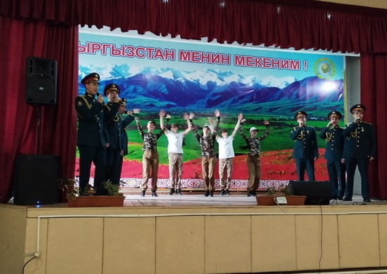 Артисты ансамбля песни и пляски ЦВО выступили для военнослужащих Киргизии