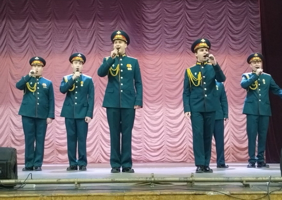 Артисты ансамбля песни и пляски ЦВО выступили перед военнослужащими спецподразделения Киргизской Республики