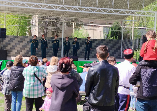 Артисты Ансамбля песни и пляски ЦВО выступили в селе Ленинское Киргизской Республики