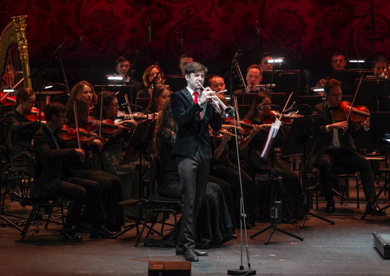 Центральный военный оркестр впервые выступил на новой сцене Большого театра в Москве