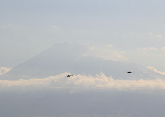 Экипажи ЮВО выполнили элементы сложного пилотажа в горах Армении