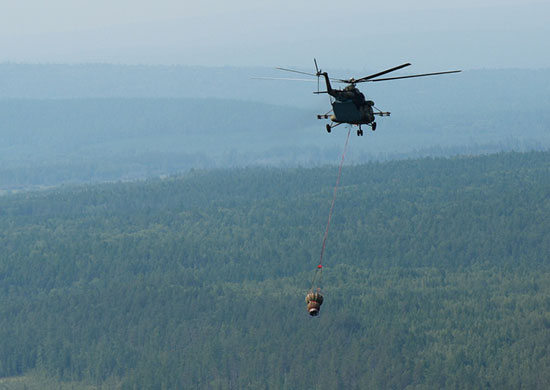 Экипажи Ми-8МТВ5-1 ЦВО провели тренировку по тушению лесных пожаров в Челябинской области