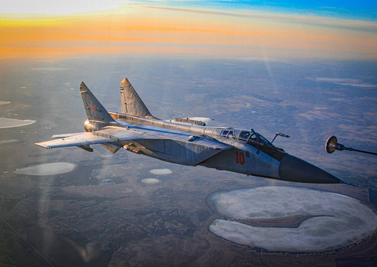 Экипажи Су-34, МиГ-31 и Су-24 ЦВО выполнили около 100 воздушных дозаправок в ходе учения на Урале