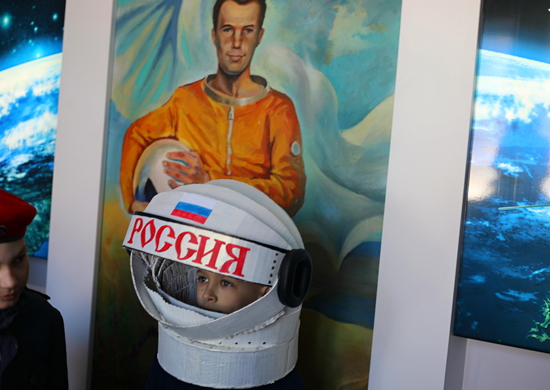 Юнармейцы гарнизона Сафоново посетили выставку, посвящённую Дню космонавтики