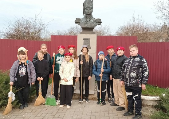 Юнармейцы Кагальницкого отделения «Юнармии» приняли участие в акции «Верни герою имя»