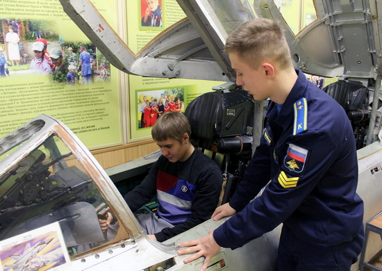 Курсанты Челябинского филиала ВУНЦ ВВС «ВВА» провели экскурсию для школьников