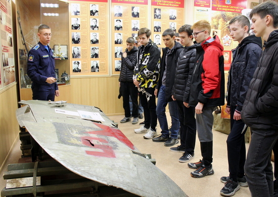 Курсанты Челябинского филиала ВУНЦ ВВС «ВВА» провели экскурсию для школьников