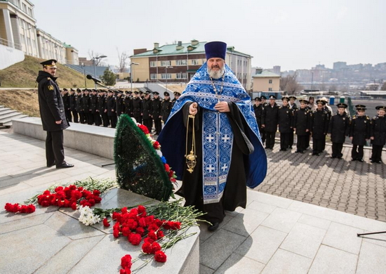 Курсанты и нахимовцы почтили память погибших подводников во Владивостоке