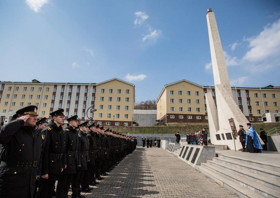 Курсанты и нахимовцы почтили память погибших подводников во Владивостоке