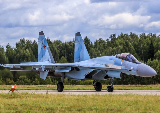 Летчики оперативно-тактической авиации Ленинградской армии ВВС и ПВО отработали полеты в составе групп