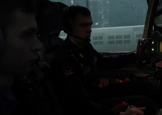 Молодой летный состав экипажей самолета Ту-22М3 отработал учебные задачи на комплексных тренажерах в Калужской области