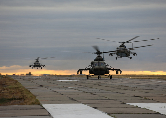 Молодые летчики армейской авиации ЦВО отработали тактические приемы в Свердловской области