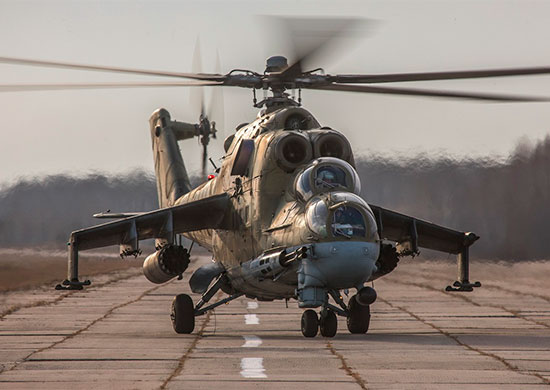 Молодые летчики в составе экипажей вертолетов Ми-24 ВВО в Забайкалье отрабатывают пилотирование в условиях значительной облачности