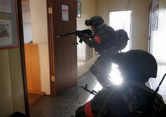Мотострелки ЦВО в Алтайском крае отразили условное нападение противника на КПП воинской части