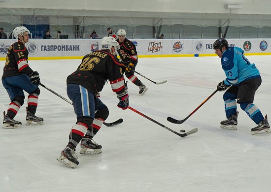 На чемпионате Мурманской области по хоккею сборная Северного флота одержала победу над командой «КолАтом»