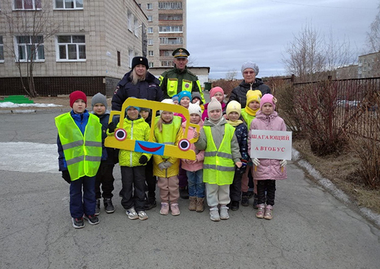 Офицеры ВАИ ЦВО провели акцию «Шагающий автобус» с детьми  в Свердловской области