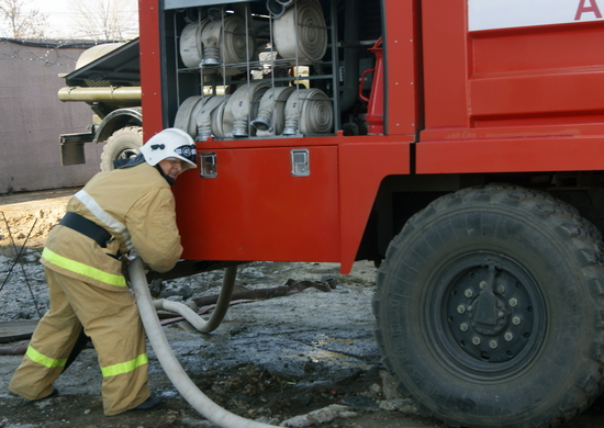 Пожарные подразделения дальней авиации провели учения в Саратовской области