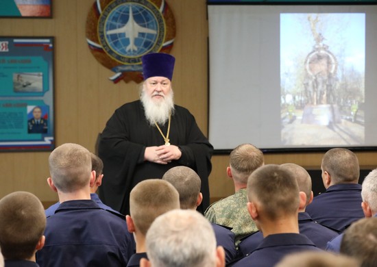 Представители православной церкви провели тематические занятия с военнослужащими дальней авиации в Саратовской области