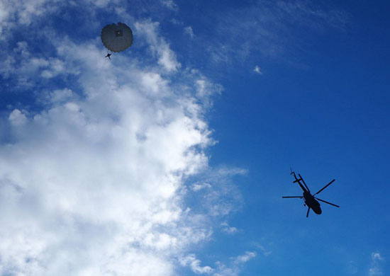 С экипажами вертолетов российской военной базы в Таджикистане проведено учение по аварийному покиданию воздушных судов