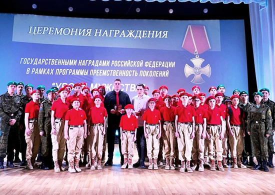 Сахалинские юнармейцы приняли участие в церемонии награждения государственными наградами военнослужащих ВВО
