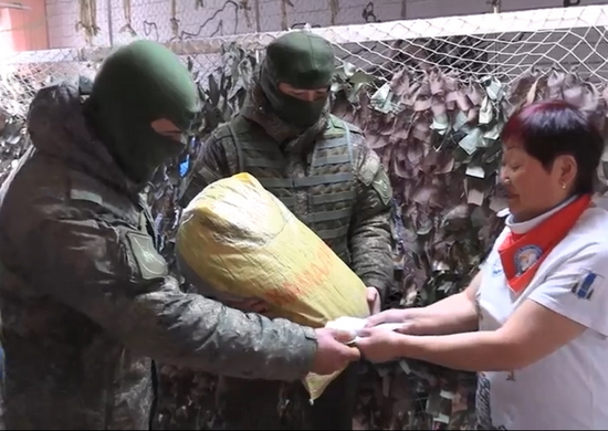 Сахалинские волонтёры передали более двух десятков маскировочных сетей военнослужащим ВВО