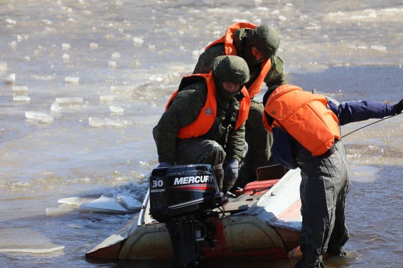 Специалисты инженерных войск ВВО приступили к проведению подрывных работ на реке Шилка в Забайкалье