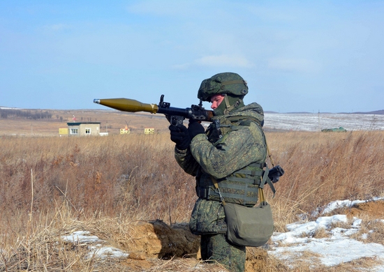 Стрельбы из РПГ-7В проводятся с военнослужащими общевойскового объединения ВВО в Приморском крае