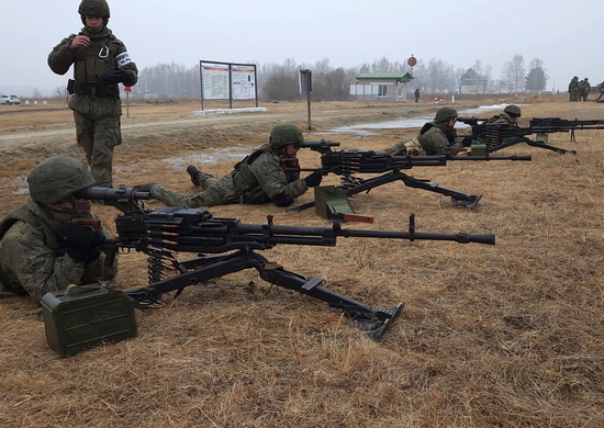 В Амурской области на полигоне Белогорьевский курсанты ДВОКУ поразили цели из крупнокалиберных пулеметов