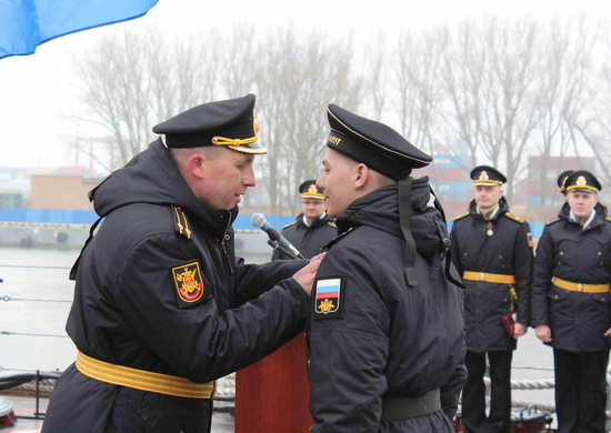 В Балтийске отметили 30 годовщину со дня подъема Военно-морского флага на эскадренном миноносце «Настойчивый»